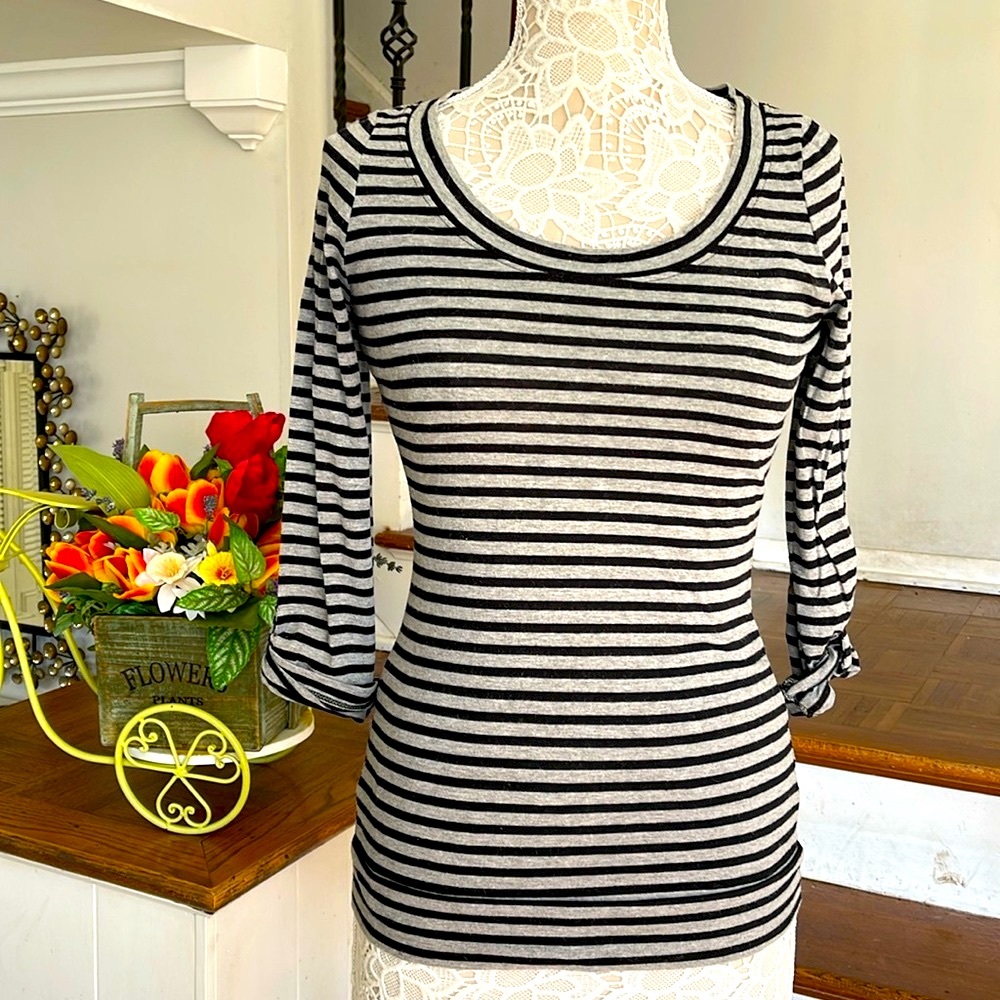 🎈Gray black striped long quarter sleeve top